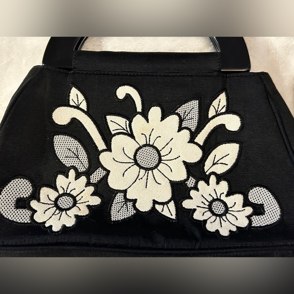 Vintage Black and White Small Floral Design Handbag - Picture 4 of 10